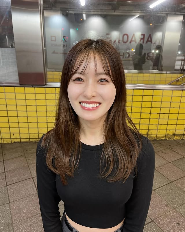 口罩系美女《新山桃子》摘下口罩号称「石原聪美」！网友辣评：真明星脸无误！