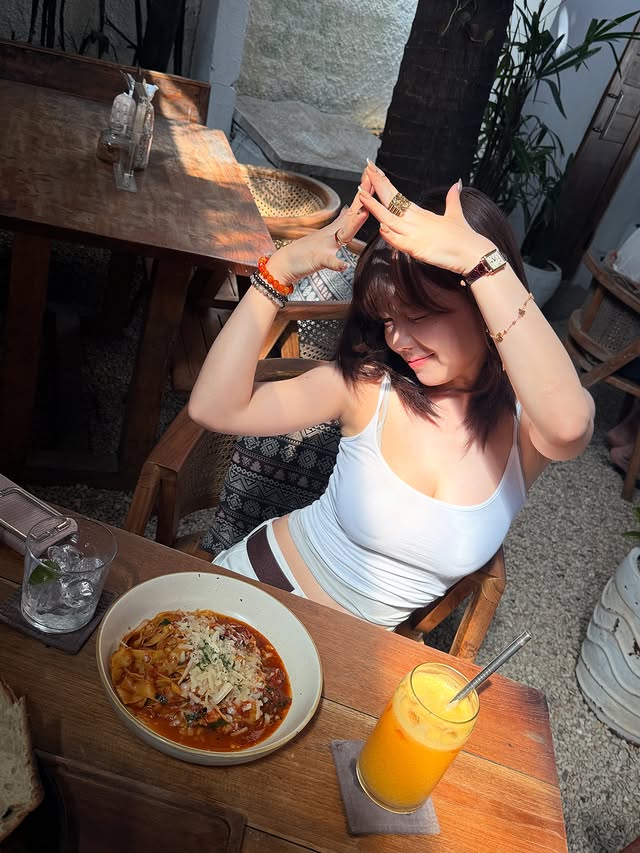 美到路人回头《kisy0729 홍영기》完美的童颜微肉好身材、更显无敌青春样貌！