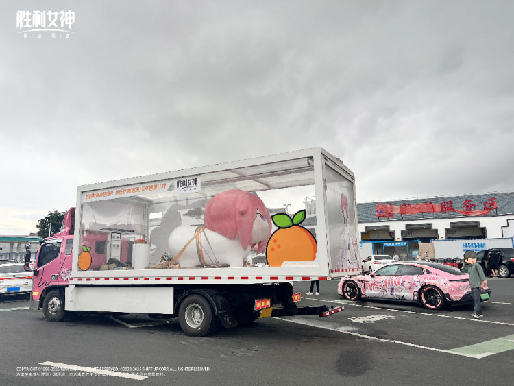 名Coser「菌烨」还原《胜利女神：妮姬》桃乐丝！跟着Doro卡车巡回！