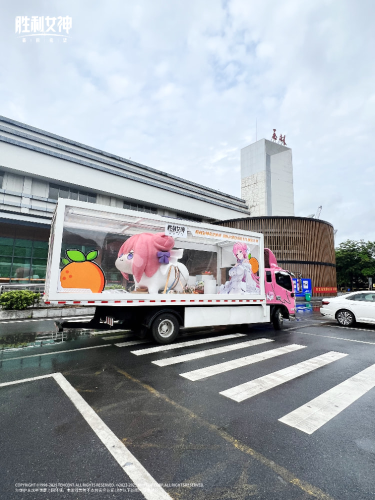 名Coser「菌烨」还原《胜利女神：妮姬》桃乐丝！跟着Doro卡车巡回！