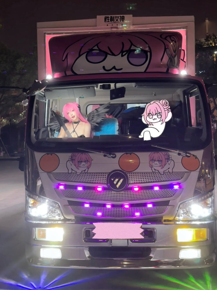 名Coser「菌烨」还原《胜利女神：妮姬》桃乐丝！跟着Doro卡车巡回！