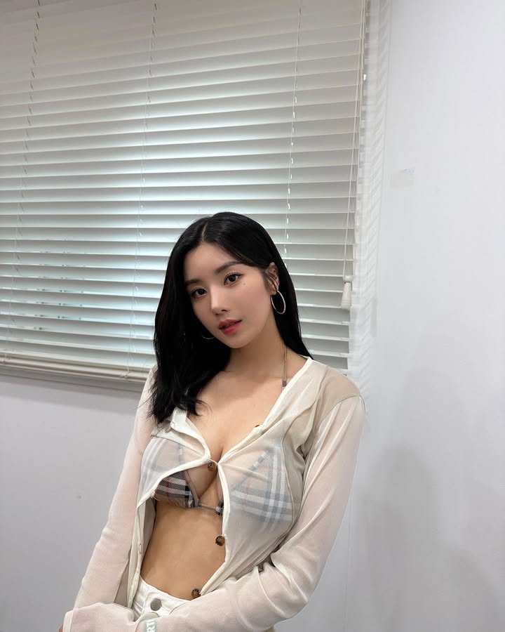 韩国泼水节「水炸弹」女神《权恩妃》火辣比基尼HIGH翻全场！