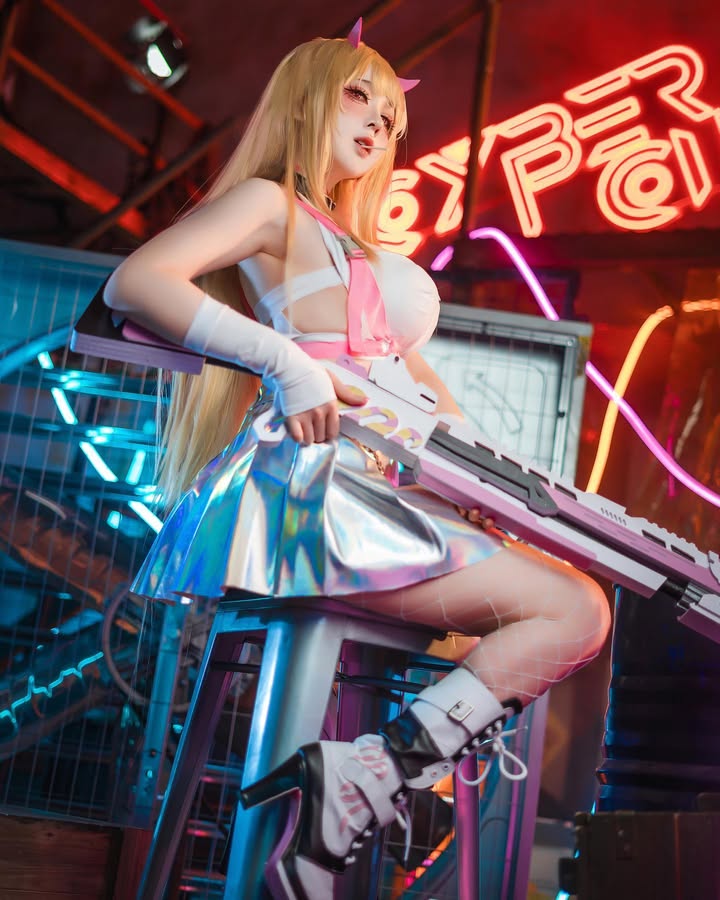 coser《渊秧》二次元角色性感还原！不经意间秀出丰满好身材！