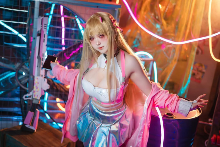 coser《渊秧》二次元角色性感还原！不经意间秀出丰满好身材！