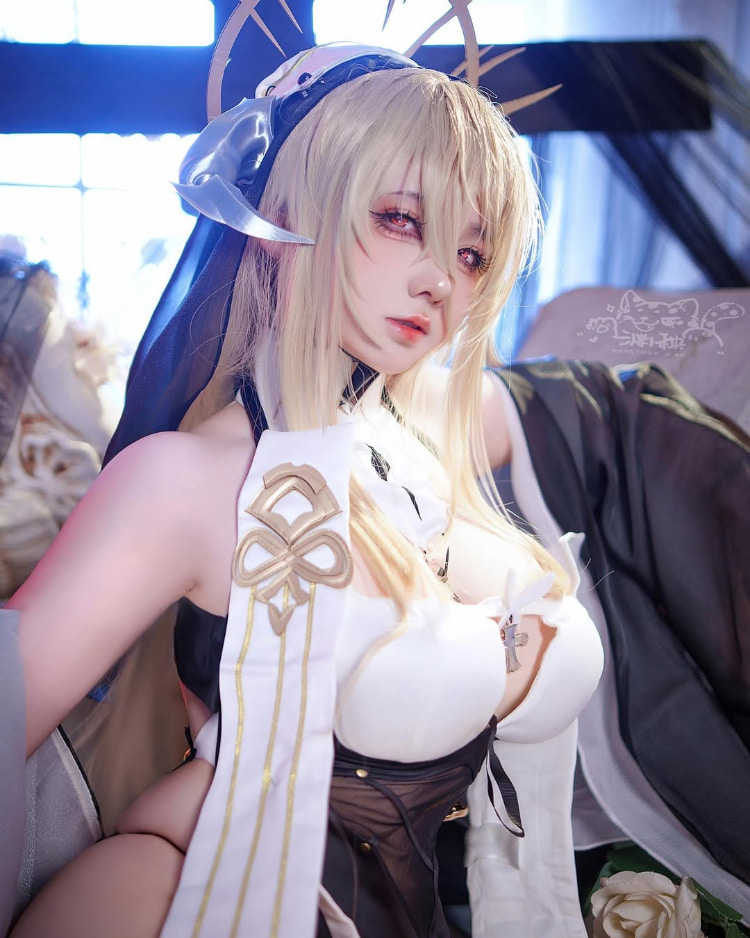 coser《渊秧》二次元角色性感还原！不经意间秀出丰满好身材！
