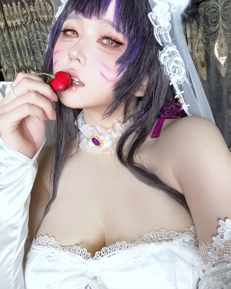 coser《渊秧》二次元角色性感还原！不经意间秀出丰满好身材！
