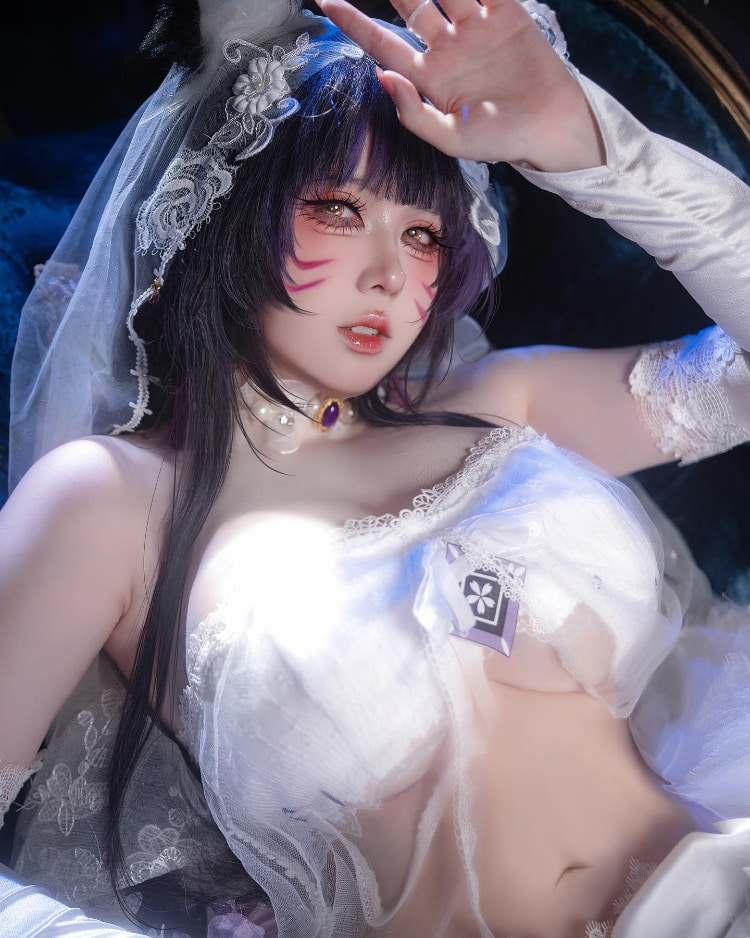 coser《渊秧》二次元角色性感还原！不经意间秀出丰满好身材！