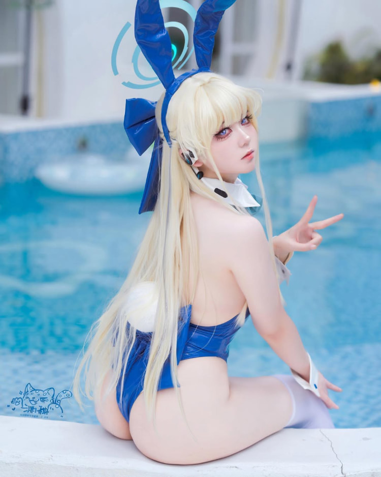 coser《渊秧》二次元角色性感还原！不经意间秀出丰满好身材！