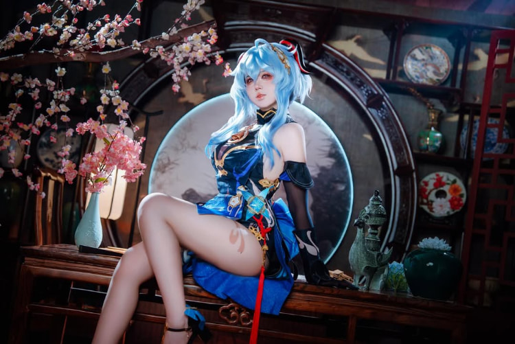 coser《渊秧》二次元角色性感还原！不经意间秀出丰满好身材！