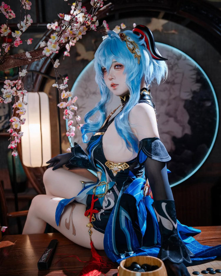 coser《渊秧》二次元角色性感还原！不经意间秀出丰满好身材！