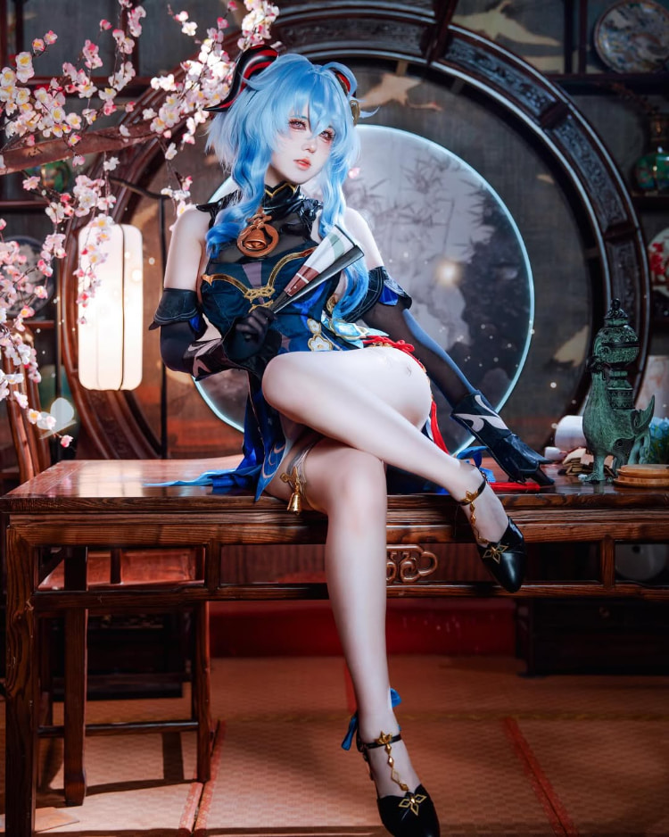 coser《渊秧》二次元角色性感还原！不经意间秀出丰满好身材！