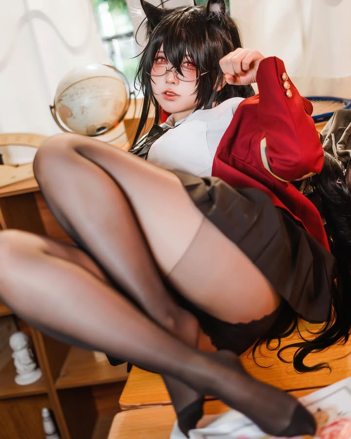 coser《渊秧》二次元角色性感还原！不经意间秀出丰满好身材！
