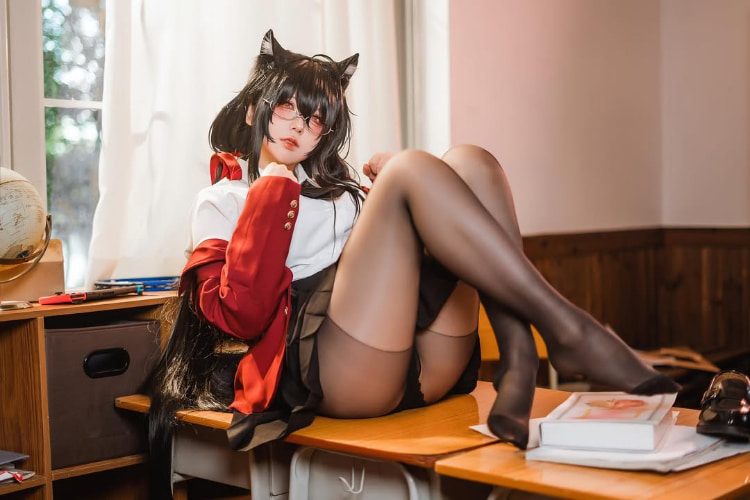 coser《渊秧》二次元角色性感还原！不经意间秀出丰满好身材！