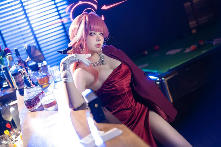 coser《渊秧》二次元角色性感还原！不经意间秀出丰满好身材！