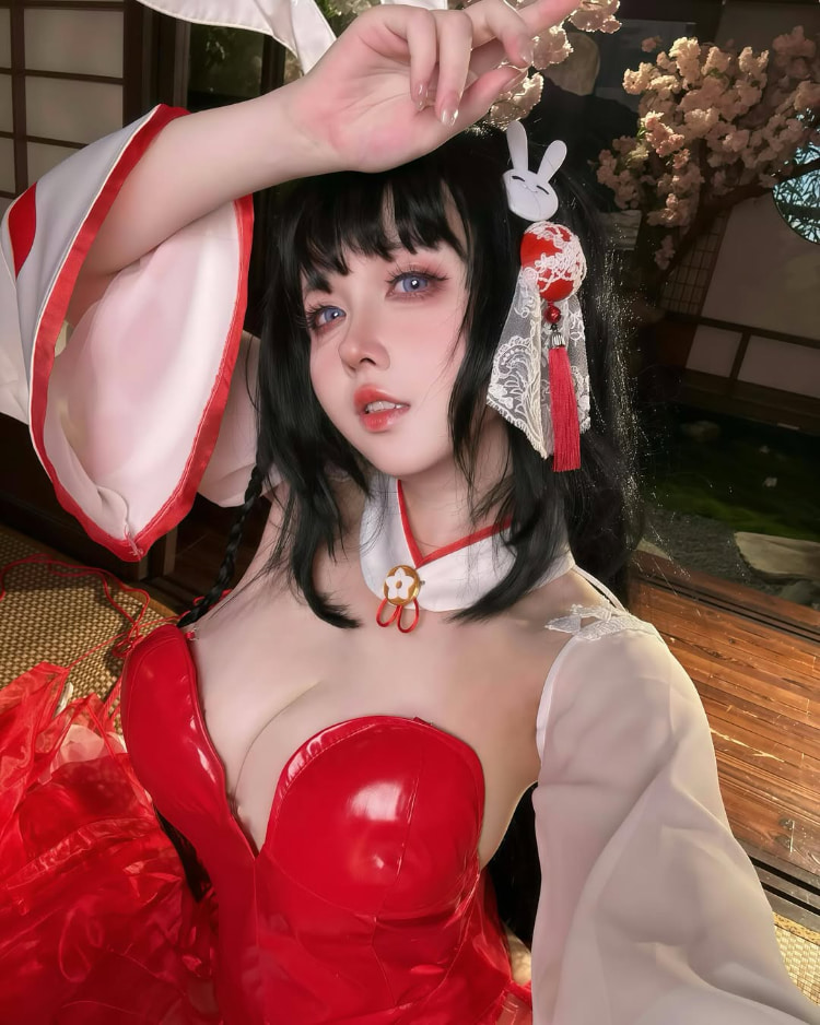 coser《渊秧》二次元角色性感还原！不经意间秀出丰满好身材！
