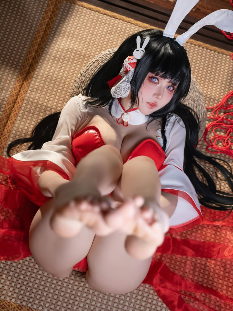 coser《渊秧》二次元角色性感还原！不经意间秀出丰满好身材！