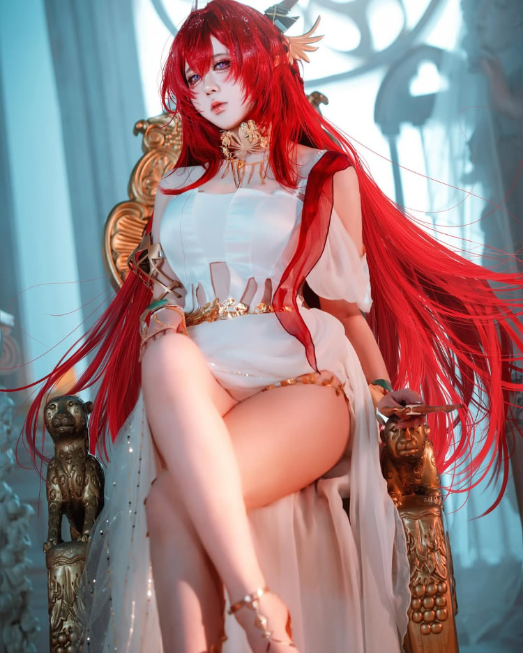 coser《渊秧》二次元角色性感还原！不经意间秀出丰满好身材！