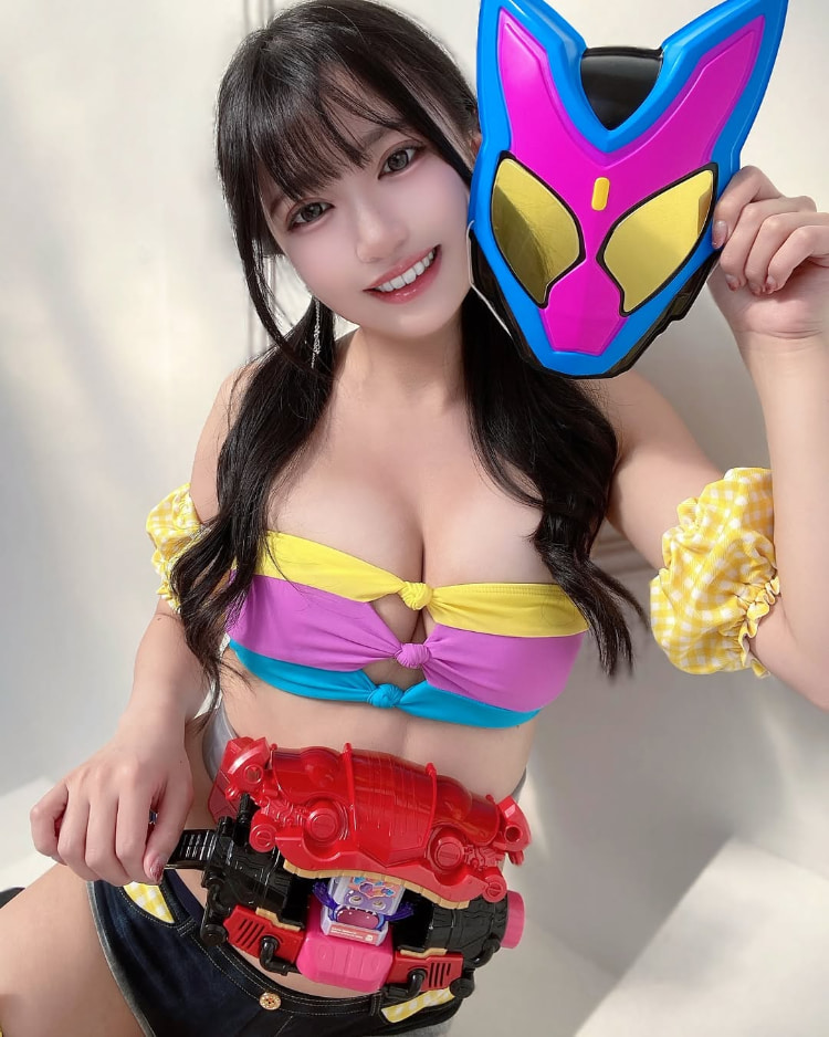 最喜欢「假面骑士」的美女！《碧井菜月》比基尼泳装+变身器性感又可爱！