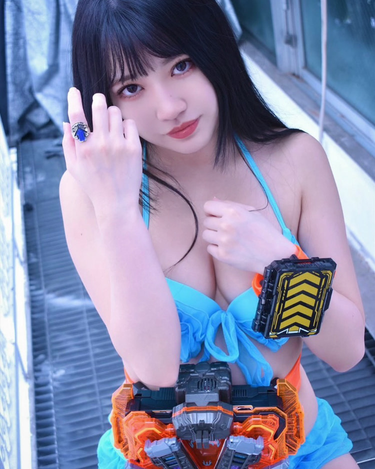 最喜欢「假面骑士」的美女！《碧井菜月》比基尼泳装+变身器性感又可爱！