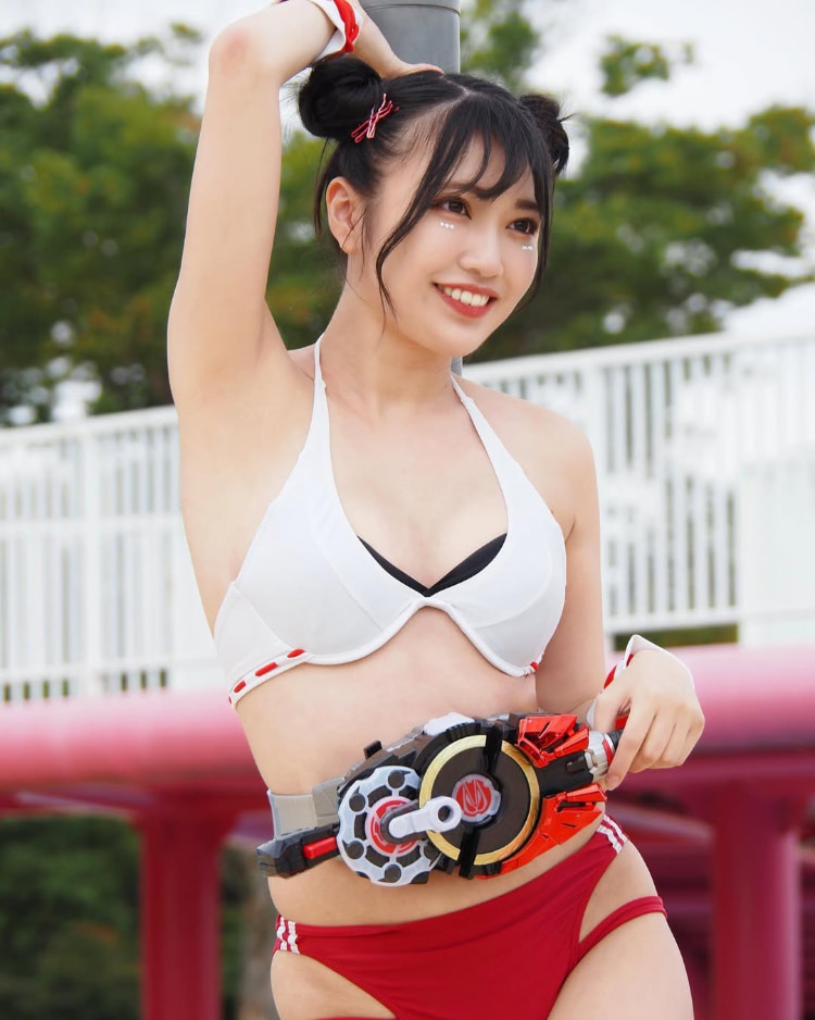 最喜欢「假面骑士」的美女！《碧井菜月》比基尼泳装+变身器性感又可爱！