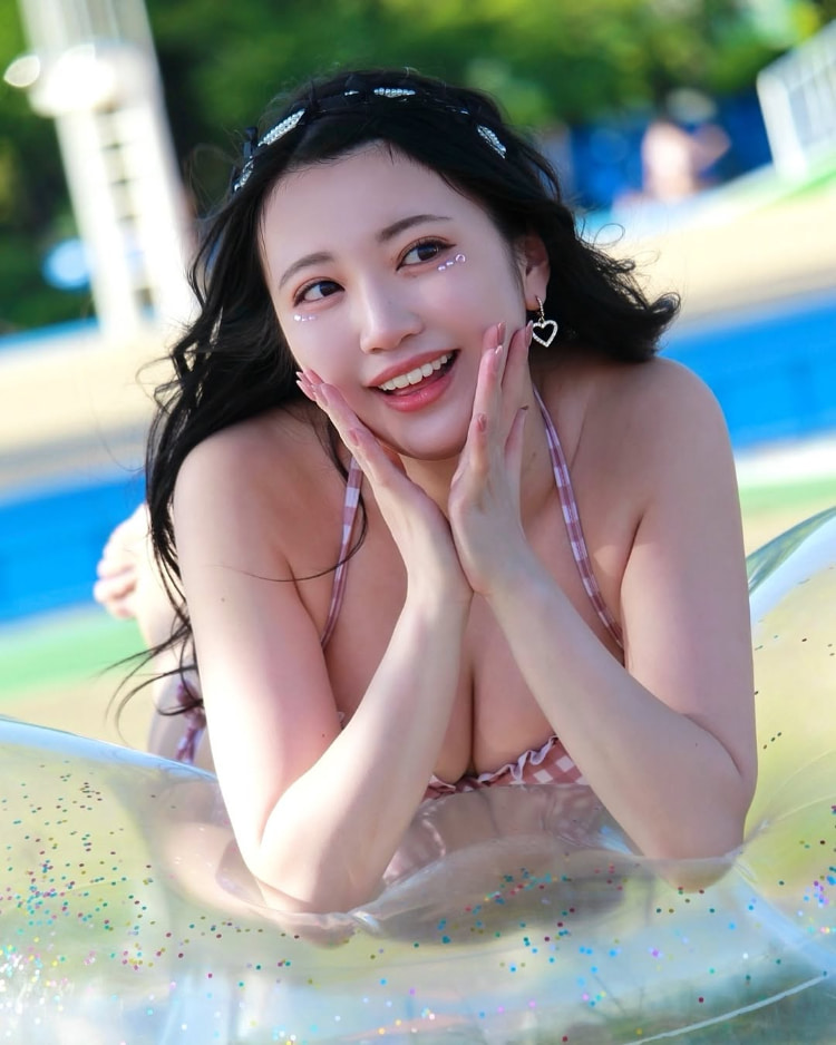 最喜欢「假面骑士」的美女！《碧井菜月》比基尼泳装+变身器性感又可爱！