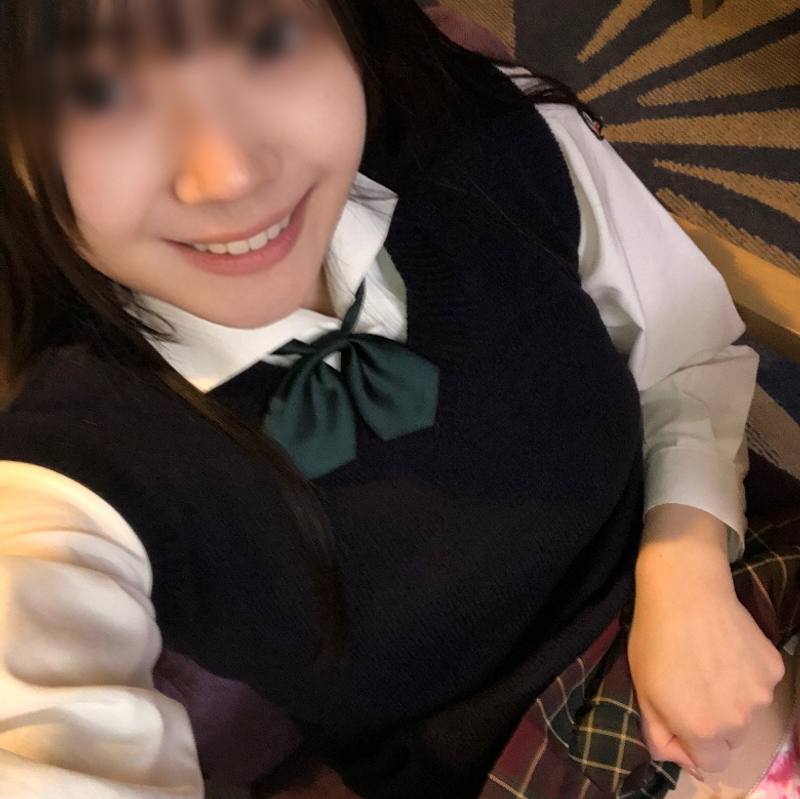 FC2-PPV 无修正＜纯朴で无垢な黒髪小颜ルック18酱＞