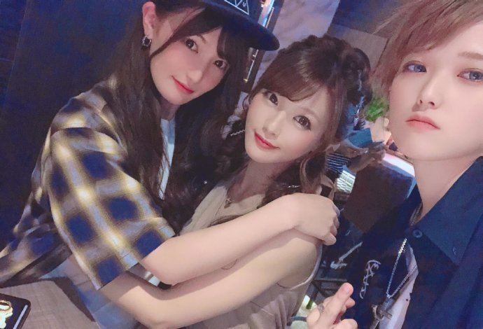 三上悠亚挥毫题写老司机