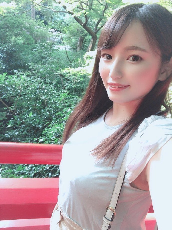 三上悠亚挥毫题写老司机