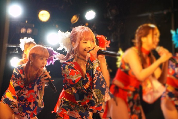 三上悠亚挥毫题写老司机