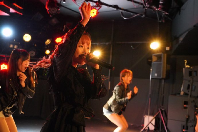 三上悠亚挥毫题写老司机