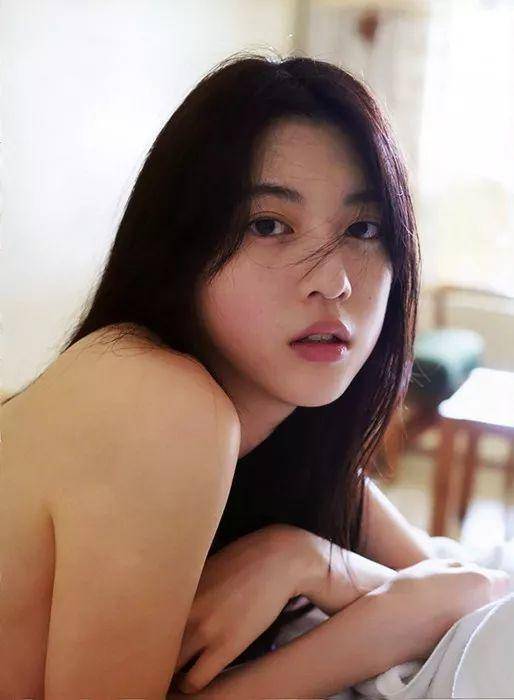 周董「说好不哭」女主三吉彩花，美到全世界都在讨论的空灵美女
