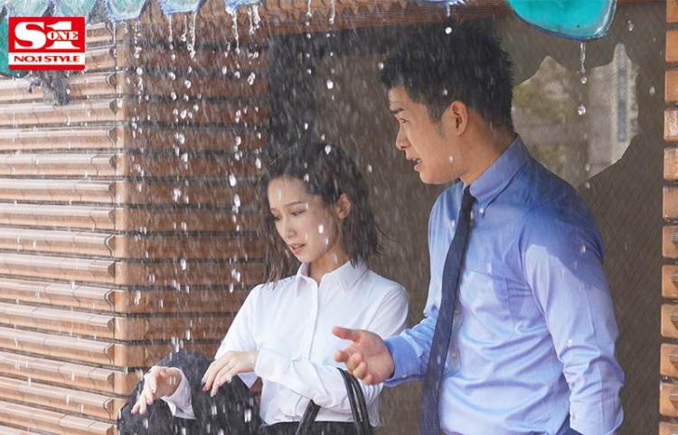 暴雨过后和女上司小岛南在酒店互相取暖