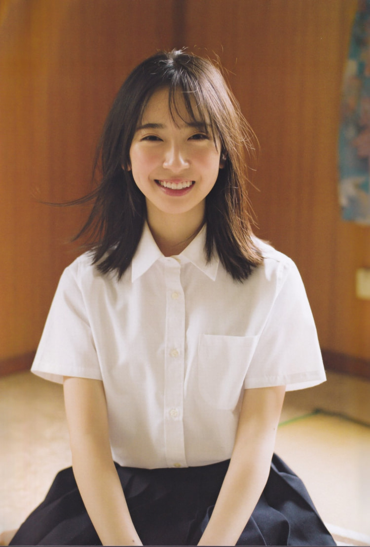 自然的笑容最美！笑颜女神《金村美玖》用写真展现意外性感的一面！
