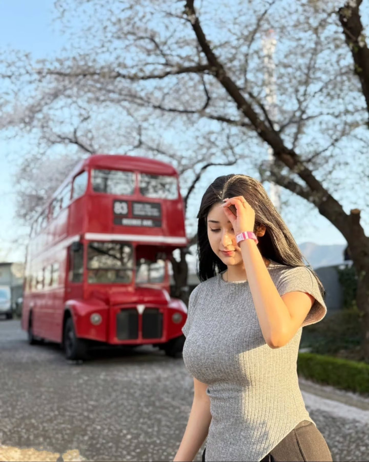 混血感泳衣模特《김현주》超巨杯撑起自品牌泳衣！侧看依旧是屹立不摇山峰！