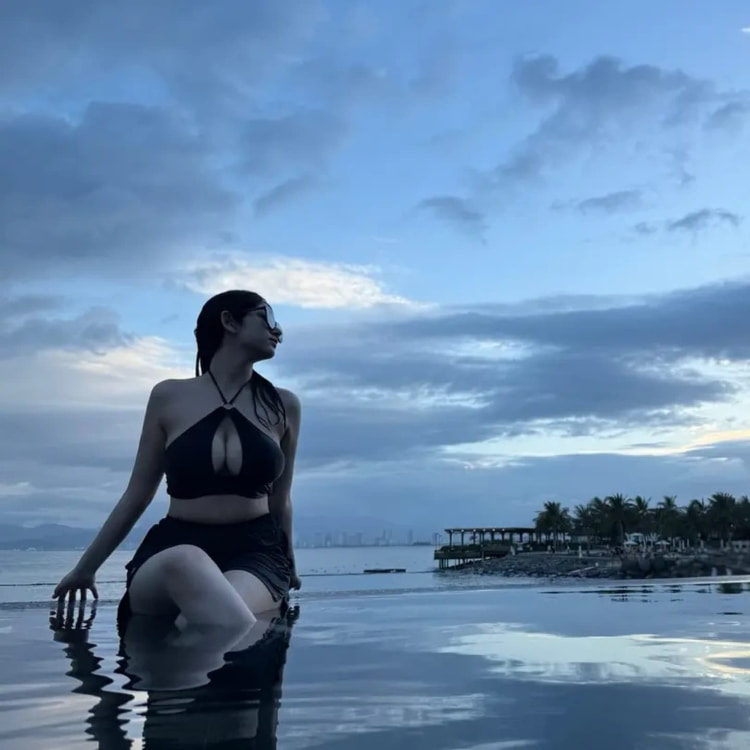 混血感泳衣模特《김현주》超巨杯撑起自品牌泳衣！侧看依旧是屹立不摇山峰！