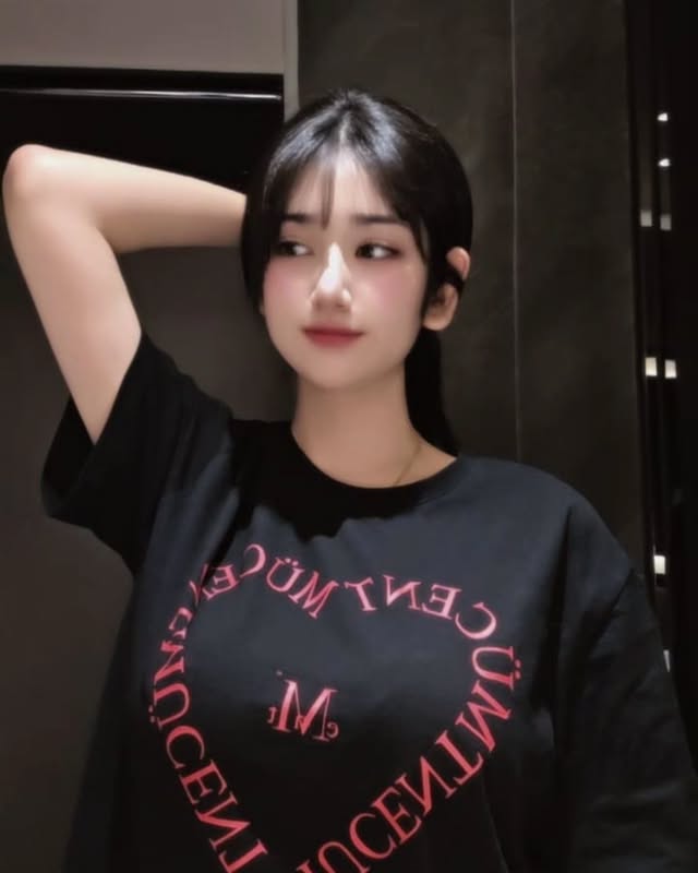 混血感泳衣模特《김현주》超巨杯撑起自品牌泳衣！侧看依旧是屹立不摇山峰！