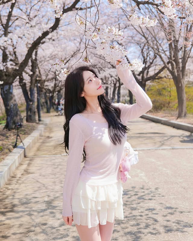 美女网红《金敏京 김민경》跟水獭戏水「遭突击袭胸」过程全都录！