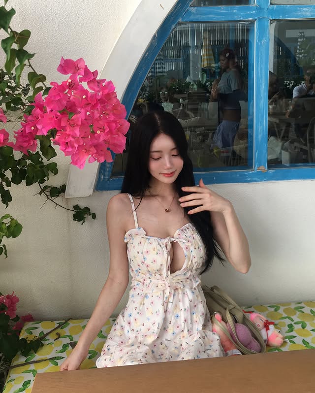 美女网红《金敏京 김민경》跟水獭戏水「遭突击袭胸」过程全都录！