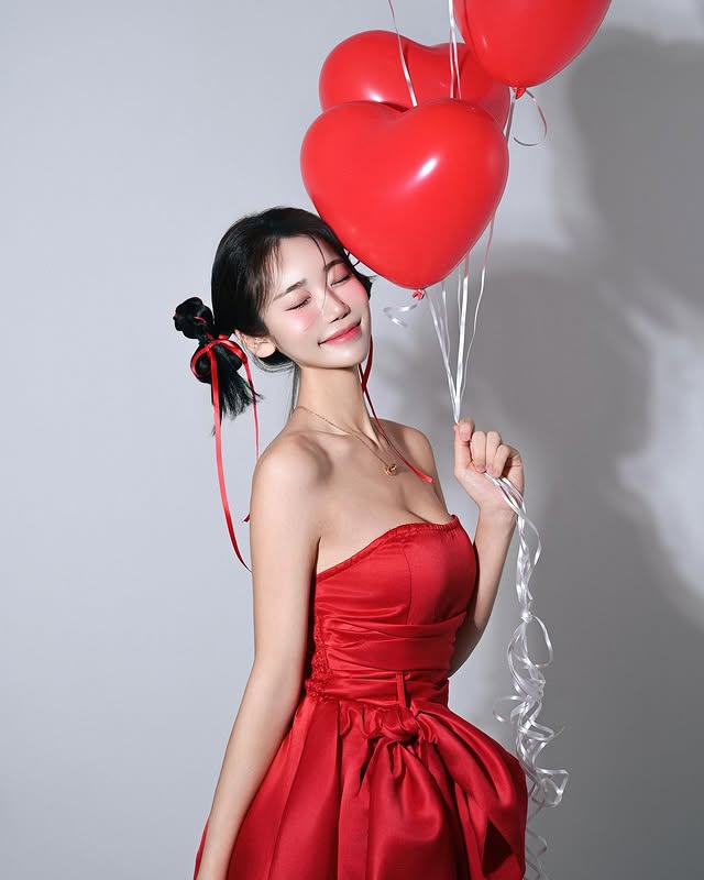 美女网红《金敏京 김민경》跟水獭戏水「遭突击袭胸」过程全都录！