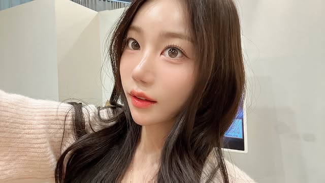 美女网红《金敏京 김민경》跟水獭戏水「遭突击袭胸」过程全都录！