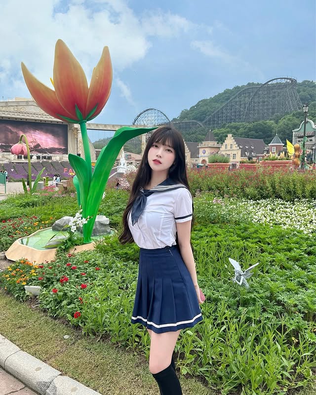 脸蛋就无敌的美女《imisssim》还藏着大馒头！牛奶皮肤超级赞！