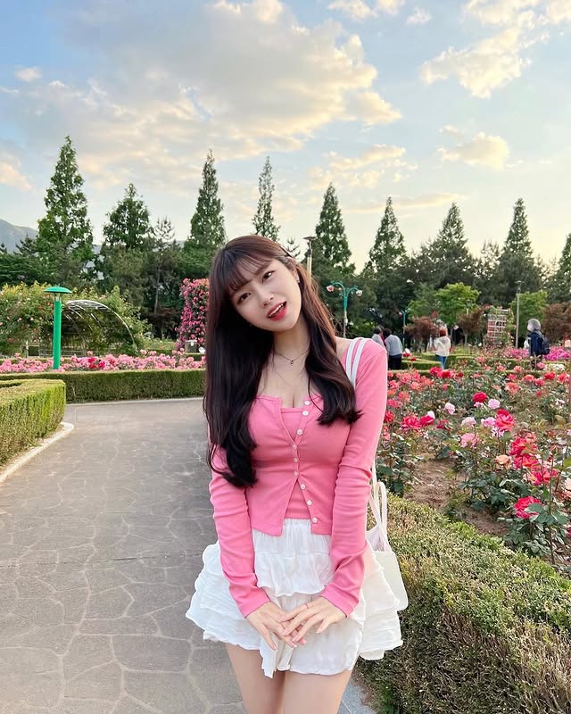 脸蛋就无敌的美女《imisssim》还藏着大馒头！牛奶皮肤超级赞！