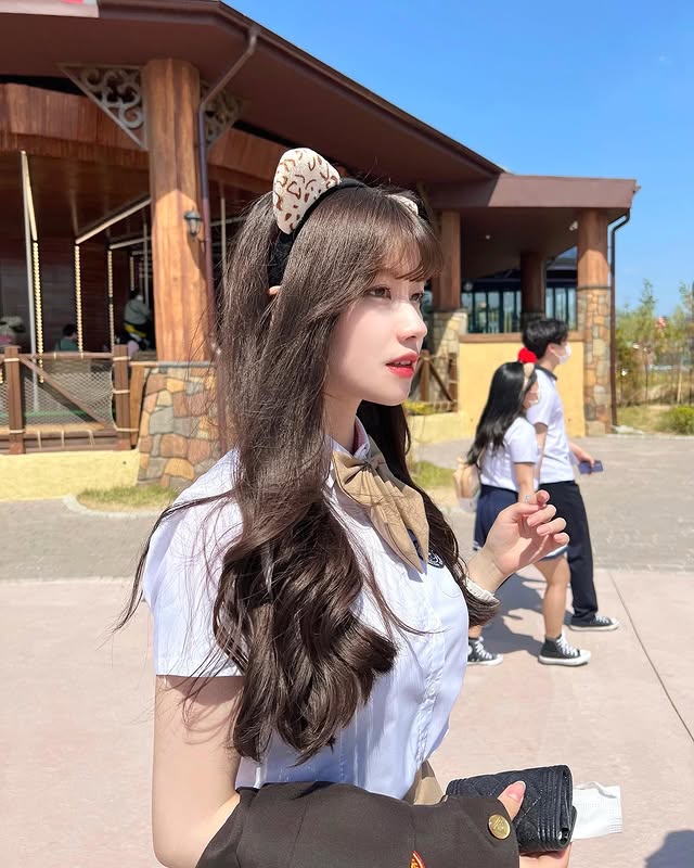 脸蛋就无敌的美女《imisssim》还藏着大馒头！牛奶皮肤超级赞！