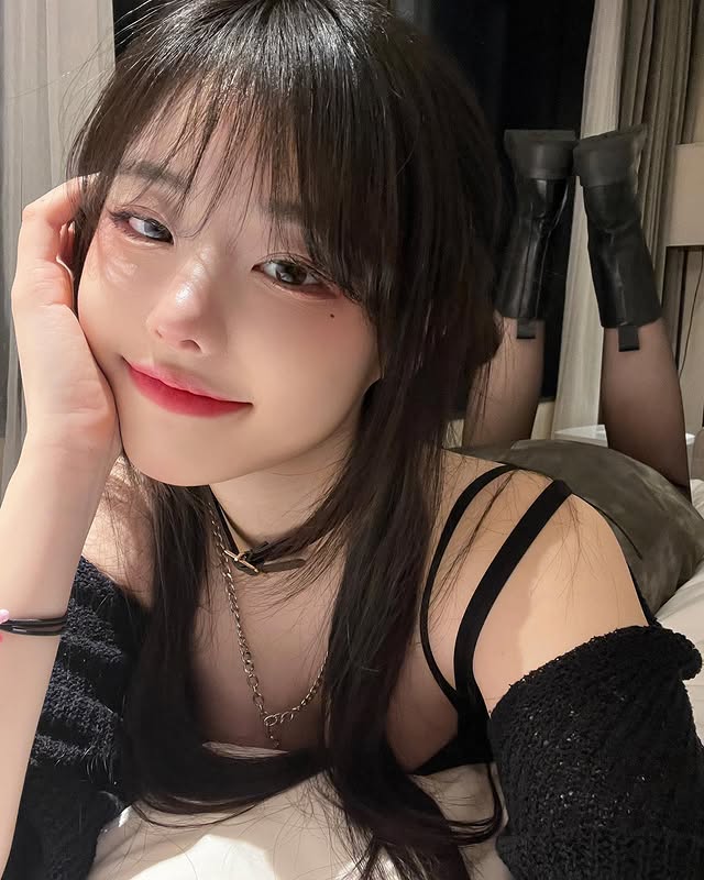 QWER女团成员《Hina ひな》可爱外表暗藏性感！女子宝藏乐团一员！