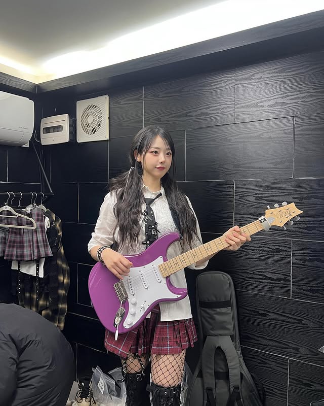 QWER女团成员《Hina ひな》可爱外表暗藏性感！女子宝藏乐团一员！