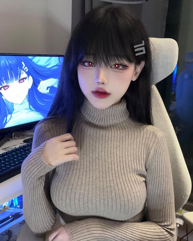 QWER女团成员《Hina ひな》可爱外表暗藏性感！女子宝藏乐团一员！