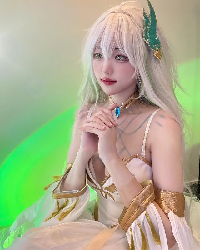 QWER女团成员《Hina ひな》可爱外表暗藏性感！女子宝藏乐团一员！