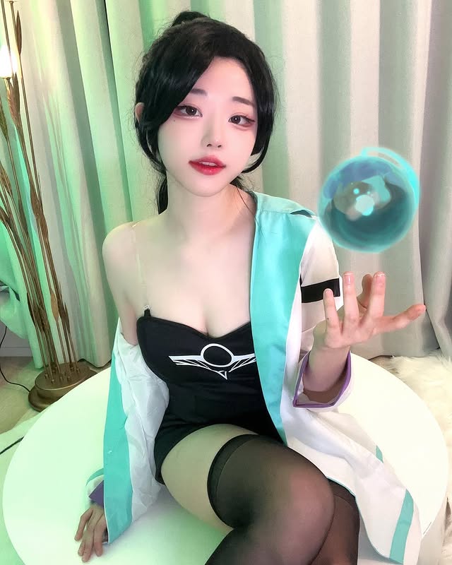 QWER女团成员《Hina ひな》可爱外表暗藏性感！女子宝藏乐团一员！