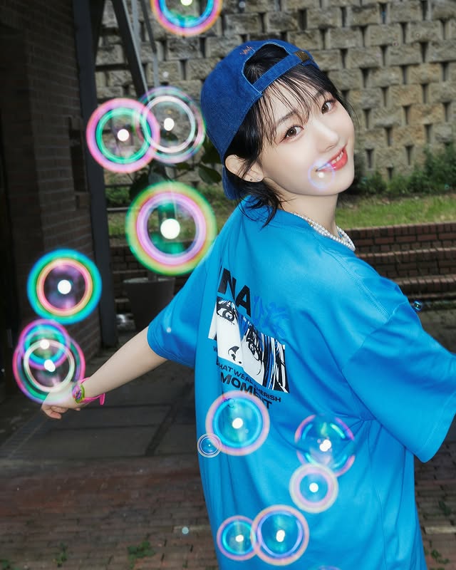 QWER女团成员《Hina ひな》可爱外表暗藏性感！女子宝藏乐团一员！