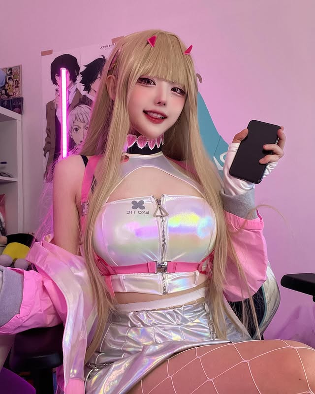 QWER女团成员《Hina ひな》可爱外表暗藏性感！女子宝藏乐团一员！